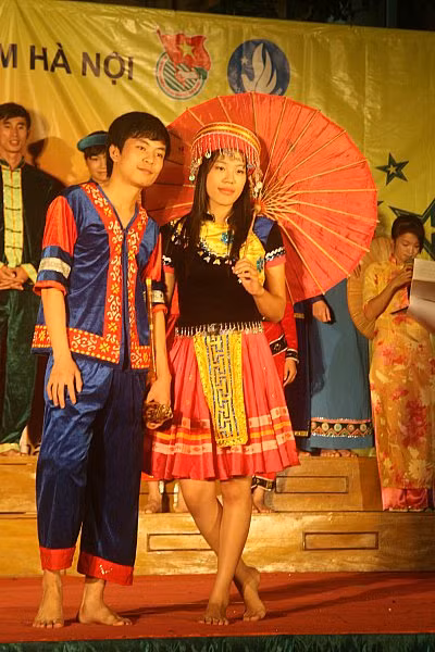 Đặc trưng của trang phục dân tộc là màu sắc đa dạng.