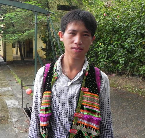 em Hờ A Thinh, một trong những em học sinh lớn nhất lớp có suy nghĩ: Phải học đã chứ chưa thích lấy vợ. Ảnh Xuân Trung em Hờ A Thinh, một trong những em học sinh lớn nhất lớp có suy nghĩ: Phải học đã chứ chưa thích lấy vợ. Ảnh Xuân Trung