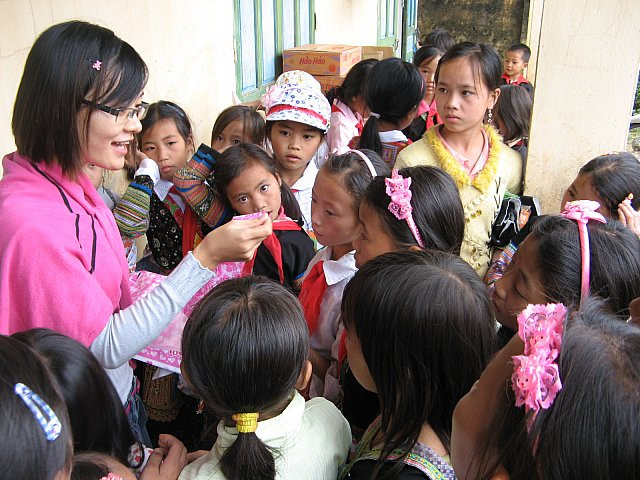 Phóng viên Báo GDVN đang tặng vào đeo cho các em nhỏ từng chiếc cặp tóc. Gần như chưa bao giờ các em có được một món quà như thế. Những dịp tặng quà của các nhà hảo tâm thế này là dịp động viên các em trong học tập. Ảnh Xuân Trung Phóng viên Báo GDVN đang tặng vào đeo cho các em nhỏ từng chiếc cặp tóc. Gần như chưa bao giờ các em có được một món quà như thế. Những dịp tặng quà của các nhà hảo tâm thế này là dịp động viên các em trong học tập. Ảnh Xuân Trung