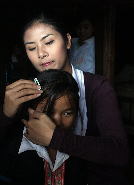 Với đôi tay khóe léo của mình, Ngọc Hân cài tóc cho các em nhỏ. Với đôi tay khóe léo của mình, Ngọc Hân cài tóc cho các em nhỏ.
