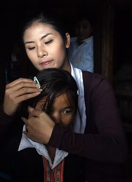 Với đôi tay khóe léo của mình, Ngọc Hân cài tóc cho các em nhỏ.
