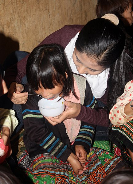 …Ngọc Hân còn ngồi cùng và xúc cơm cho các em ăn. …Ngọc Hân còn ngồi cùng và xúc cơm cho các em ăn.