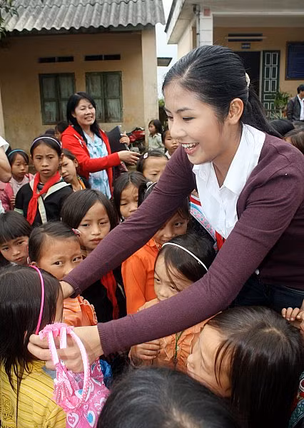 Không chỉ phát quà để mang lại niềm vui cho các em nhỏ.