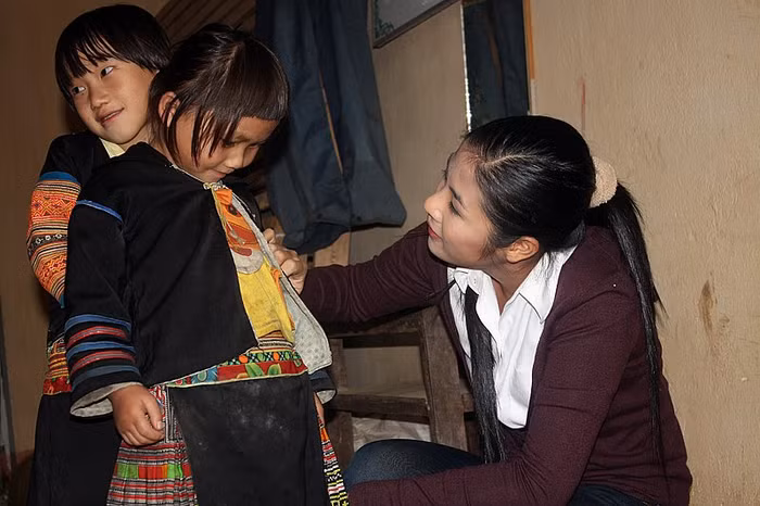 Với mỗi em khác nhau Ngọc Hân lại có cách nói chuyện và quan tâm rất phù hợp.