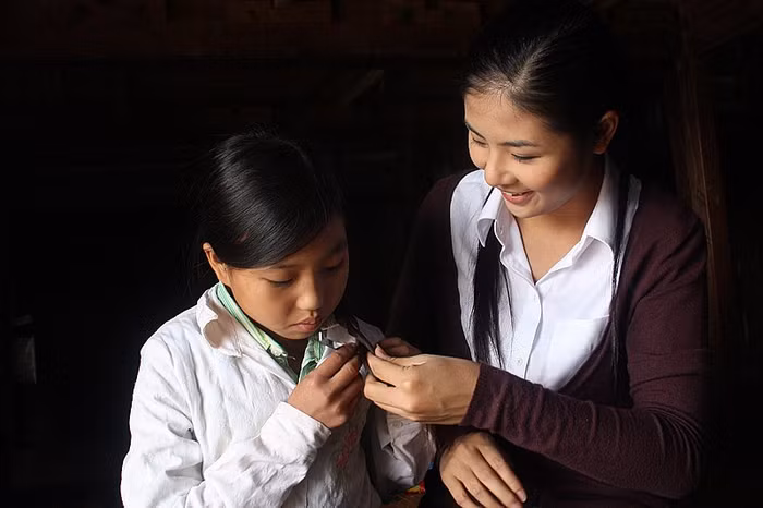 Hướng dẫn các em tết tóc sao cho gọn gàng…