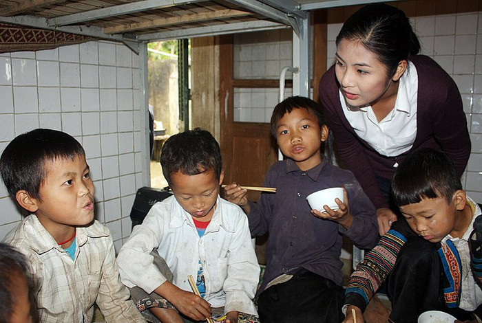 Ngoài việc thăm hỏi, nói chuyện vui vẻ với các em trong bữa ăn… Ngoài việc thăm hỏi, nói chuyện vui vẻ với các em trong bữa ăn…