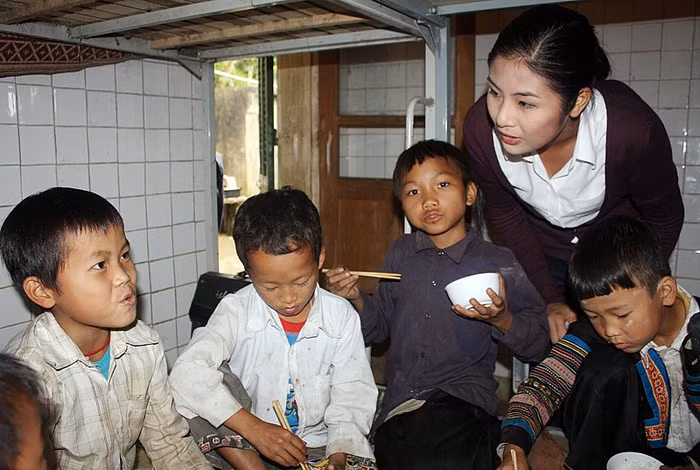 Ngoài việc thăm hỏi, nói chuyện vui vẻ với các em trong bữa ăn…