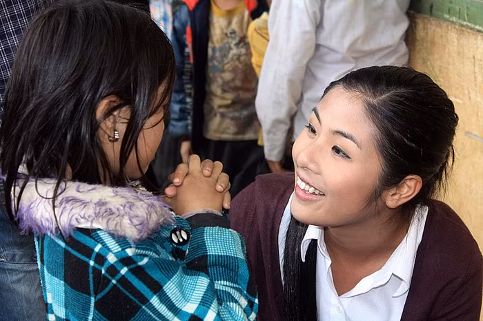 Ngay từ khi xuống xe, mặc dù rất mệt sau chuyến đi đường dài nhưng Ngọc Hân đã ngay lập tức hòa cùng với các em để nói chuyện.