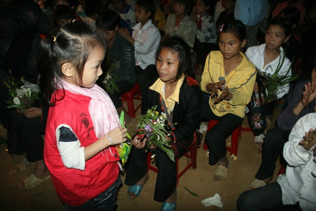 Trong buổi tối giao lưu, tranh thủ thời gian ngắn ngủi bé Bảo Anh chia sẻ bánh kẹo với các anh chị học sinh tại Nậm Mười. Thì ra, chiếc ba lô to mà bé luôn khoác theo người chứa đầy bánh, kẹo mà bé mang theo để sẻ chia tới các anh chị ở đây. Ảnh Văn Trinh Trong buổi tối giao lưu, tranh thủ thời gian ngắn ngủi bé Bảo Anh chia sẻ bánh kẹo với các anh chị học sinh tại Nậm Mười. Thì ra, chiếc ba lô to mà bé luôn khoác theo người chứa đầy bánh, kẹo mà bé mang theo để sẻ chia tới các anh chị ở đây. Ảnh Văn Trinh