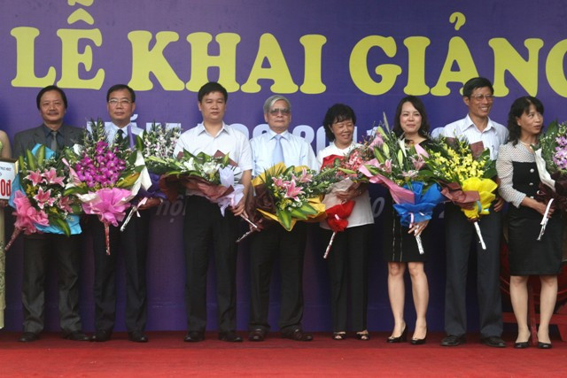 Các đại biểu và nhà hảo tâm tại buổi khai giảng. Các đại biểu và nhà hảo tâm tại buổi khai giảng.