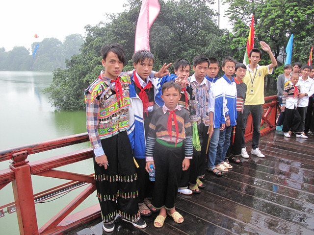 Tranh thủ chụp ảnh lưu niệm trên cầu Thê Húc, một biểu tượng của Hà Nội mà trước đó các em chỉ có biết qua sách vở.. Tranh thủ chụp ảnh lưu niệm trên cầu Thê Húc, một biểu tượng của Hà Nội mà trước đó các em chỉ có biết qua sách vở..