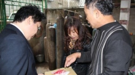 Thịt lợn đổi mầu đỏ bất thường được lấy mẫu mang xét nghiệm Thịt lợn đổi mầu đỏ bất thường được lấy mẫu mang xét nghiệm