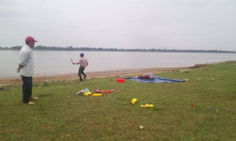 Đến chiều cùng ngày, thi thể một phụ nữ được phát hiện ở hạ lưu sông Lam nhưng được xác định cũng không phải là chị T.. (ảnh Hà Vân) Đến chiều cùng ngày, thi thể một phụ nữ được phát hiện ở hạ lưu sông Lam nhưng được xác định cũng không phải là chị T.. (ảnh Hà Vân)