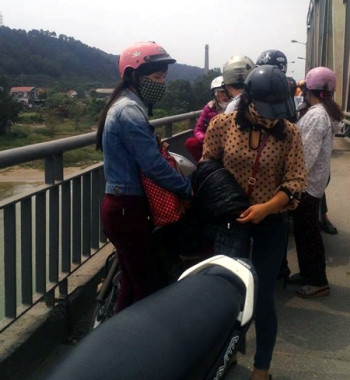 Nhiều người dân đứng trên thành cầu theo dõi lực lượng tìm kiếm mẹ con chị T. Nhiều người dân đứng trên thành cầu theo dõi lực lượng tìm kiếm mẹ con chị T.