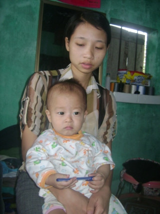 Mạ con chị Nguyễn Thị Phượng vui mừng khi chồng mình là thuyền viên Nguyễn Văn Tiến đã về đến nhà an toàn sau khi tự giải cứu mình klhoir tay cướp biển Somali Mạ con chị Nguyễn Thị Phượng vui mừng khi chồng mình là thuyền viên Nguyễn Văn Tiến đã về đến nhà an toàn sau khi tự giải cứu mình klhoir tay cướp biển Somali