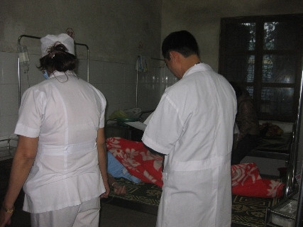 Các bác sĩ đang đi xem tình hình sức khỏe cho từng bệnh nhân Các bác sĩ đang đi xem tình hình sức khỏe cho từng bệnh nhân