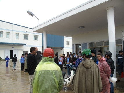 Người nhà các công nhân bị ngộ độc biết thông tin cũng nhanh chóng có mặt tại bệnh viện Người nhà các công nhân bị ngộ độc biết thông tin cũng nhanh chóng có mặt tại bệnh viện