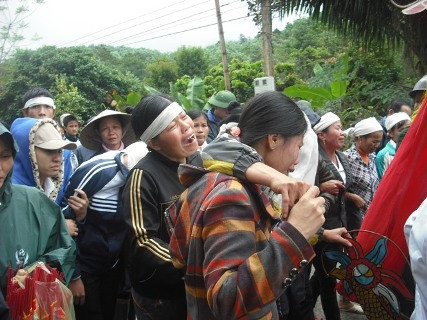 Nỗi đau của những người vợ, người mẹ trong ngày tiễn đưa người thân về với đất mẹ Nỗi đau của những người vợ, người mẹ trong ngày tiễn đưa người thân về với đất mẹ