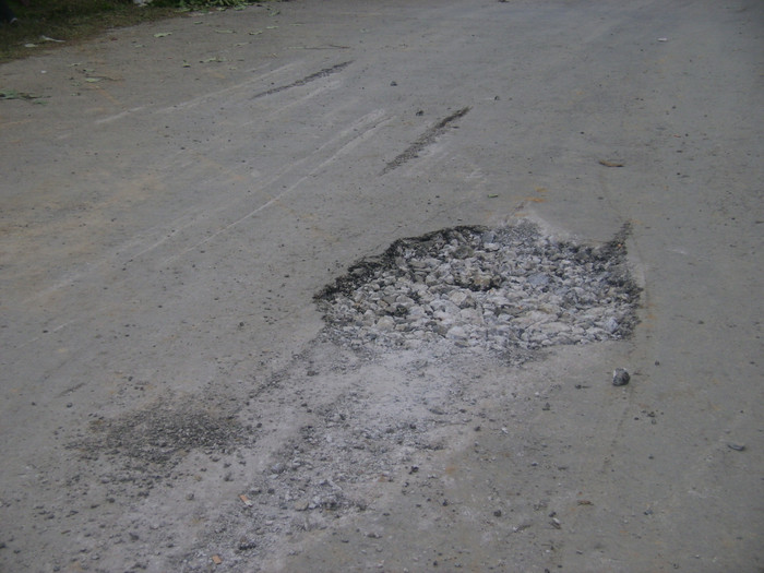 Chiếc xe đã cày nát một đoạn đường dài trước khi lao xuống rãnh nước lật úp Chiếc xe đã cày nát một đoạn đường dài trước khi lao xuống rãnh nước lật úp