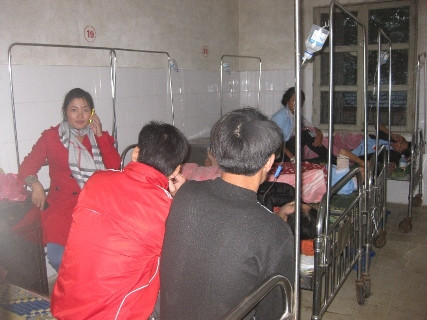 Một sô vừa trông coi các công nhân bị nạn vừa lo lắng gọi về nhà báo tin cho gia đình Một sô vừa trông coi các công nhân bị nạn vừa lo lắng gọi về nhà báo tin cho gia đình