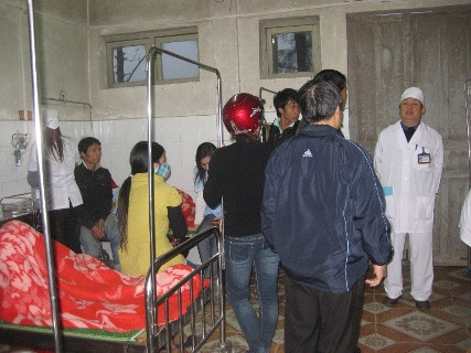 Môt số khác thì tranh thủ gặp bác sĩ để hỏi về tình hình sức khỏe của người nhà mình Môt số khác thì tranh thủ gặp bác sĩ để hỏi về tình hình sức khỏe của người nhà mình