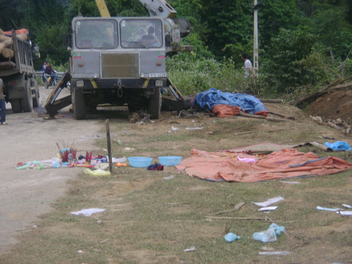 Bên cạnh có một rãnh sâu khiến chiếc xe bị lật úp khi lao xuống đây Bên cạnh có một rãnh sâu khiến chiếc xe bị lật úp khi lao xuống đây