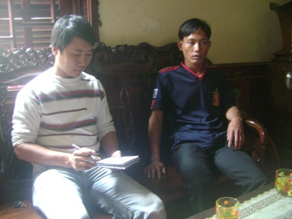 Thuyền viên Nguyễn Sĩ Tĩnh đang kể cho phóng viên nghe lại hành trình thoát khỏi bọn cướp biển Somali Thuyền viên Nguyễn Sĩ Tĩnh đang kể cho phóng viên nghe lại hành trình thoát khỏi bọn cướp biển Somali