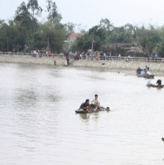 Chính quyền địa phương và nhiều người dân đang nhanh chóng tìm kiếm thi thể em