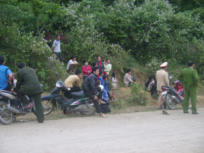 Đến 18 giờ cùng ngày hàng trăm người dân vẫn đang đứng kín khu vực xảy ra tai nạn Đến 18 giờ cùng ngày hàng trăm người dân vẫn đang đứng kín khu vực xảy ra tai nạn