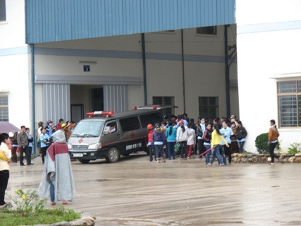 Hàng trăm công nhân lo lắng cho bạn mình nên đã theo xe cấp cứu đến tại bệnh viện Hàng trăm công nhân lo lắng cho bạn mình nên đã theo xe cấp cứu đến tại bệnh viện