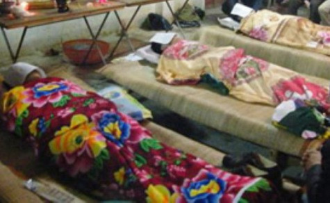 Thi thể 3 chiến sĩ công an đã được vớt lên để chuẩn bị làm lễ mai táng