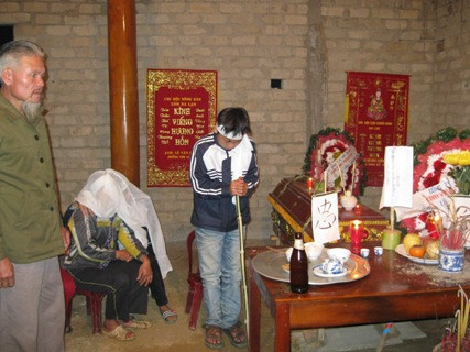 Đám tang anh Lê Văn Lường được tiến hành trong căn nhà mà anh xây dựng gần năm nay vẫn chưa xong Đám tang anh Lê Văn Lường được tiến hành trong căn nhà mà anh xây dựng gần năm nay vẫn chưa xong