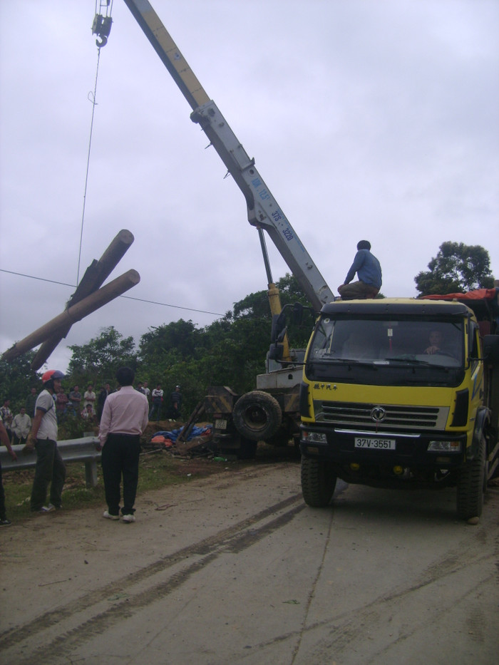 Lực lượng chức năng đang khắc phục sự cố tại hiện trường Lực lượng chức năng đang khắc phục sự cố tại hiện trường