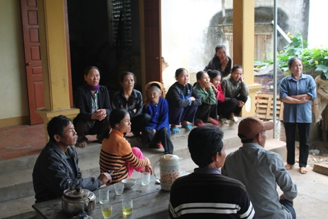 Hàng xóm, người thân đến chia buồn cùng các gia đình nạn nhân Hàng xóm, người thân đến chia buồn cùng các gia đình nạn nhân