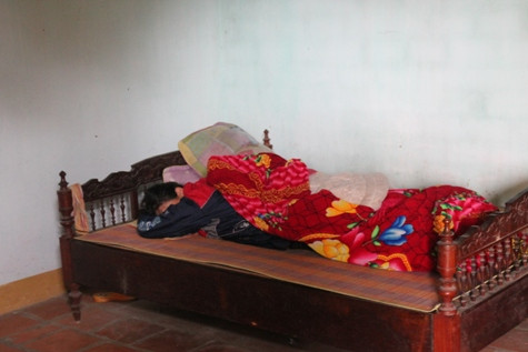 Chi Huệ, vơ anh Lê Văn Thành vật vã đau đớn khi nhận được tin dữ . Chi Huệ, vơ anh Lê Văn Thành vật vã đau đớn khi nhận được tin dữ .