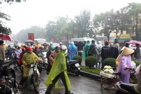 Rất nhiều người dân hiếu kỳ đã dừng xe xem vụ tai nạn gây tắc nghẽn. Rất nhiều người dân hiếu kỳ đã dừng xe xem vụ tai nạn gây tắc nghẽn.