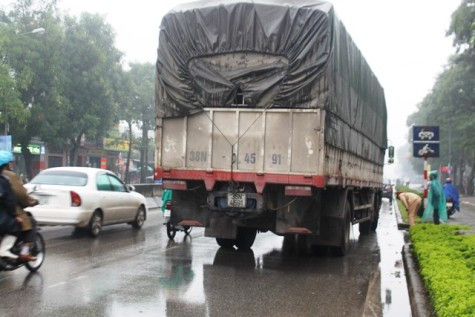 Do không kịp xử lý, chiếc xe tải này đã cán lên người đàn ông điều khiển xe máy khiến nạn nhân tử vong tại chỗ. Do không kịp xử lý, chiếc xe tải này đã cán lên người đàn ông điều khiển xe máy khiến nạn nhân tử vong tại chỗ.