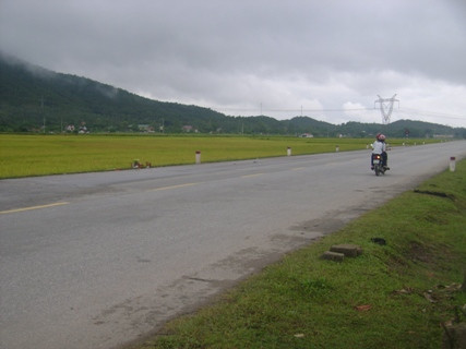 Mặt đường nơi xảy ra vụ tai nạn khá phẳng nên các loại xe lưu thông qua đây chạy với tốc độ khá cao