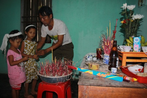 Hai đứa con đầu của anh Cường còn quá nhỏ để cảm nhận hết nỗi đau mất bố Hai đứa con đầu của anh Cường còn quá nhỏ để cảm nhận hết nỗi đau mất bố