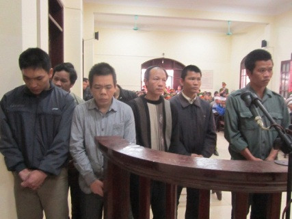 Nhóm cát tặc đánh chết 2 cán bộ trước vành móng ngựa Nhóm cát tặc đánh chết 2 cán bộ trước vành móng ngựa