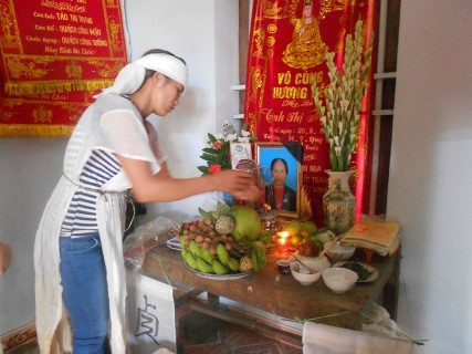 Có lẽ với chị Trang nỗi ám ảnh khi chứng kiến bố giết mẹ ngay trước mặt mình sẽ ám ảnh suốt cả cuộc đời Có lẽ với chị Trang nỗi ám ảnh khi chứng kiến bố giết mẹ ngay trước mặt mình sẽ ám ảnh suốt cả cuộc đời