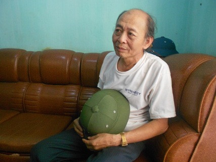 Ông Hồi hàng xóm của nạn nhân vẫn chưa hết bàng hoàng khi nhớ lại giây phút chứng kiến gã chồng khát máu truy sát vợ trước mặt con gái và đoàn cán bộ toà án Ông Hồi hàng xóm của nạn nhân vẫn chưa hết bàng hoàng khi nhớ lại giây phút chứng kiến gã chồng khát máu truy sát vợ trước mặt con gái và đoàn cán bộ toà án