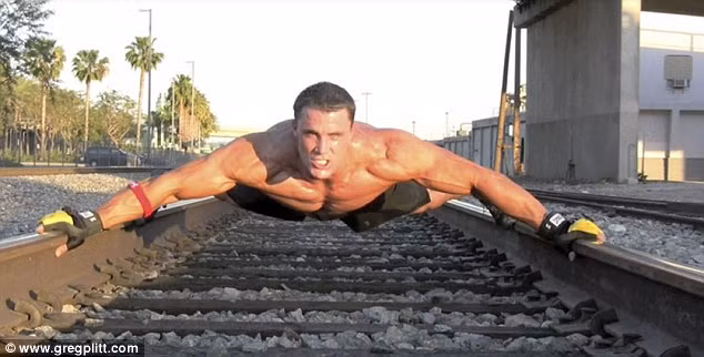 Greg Plitt - người mẫu thể hình đã bị tàu đâm khi đang quay phim quảng cáo