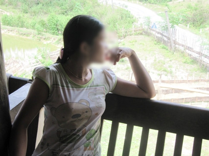 Mặc dù có chồng vừa mới mất vì căn bệnh AIDS nhưng người phụ nữ này vẫn không biết đó là bệnh gì! và cô cũng rất mơ hồ trong việc phòng ngừa bệnh AIDS. Mặc dù có chồng vừa mới mất vì căn bệnh AIDS nhưng người phụ nữ này vẫn không biết đó là bệnh gì! và cô cũng rất mơ hồ trong việc phòng ngừa bệnh AIDS.