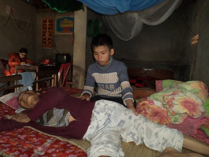 Đã mất đi người bố nay hai em lại đang đối mặt với mất đi người mẹ vì căn bệnh ung thư quái ác. Không có tiền chữa trị nên hàng ngày bà Cảnh đang phải chịu sự dày vò của căn bệnh ung thư Đã mất đi người bố nay hai em lại đang đối mặt với mất đi người mẹ vì căn bệnh ung thư quái ác. Không có tiền chữa trị nên hàng ngày bà Cảnh đang phải chịu sự dày vò của căn bệnh ung thư