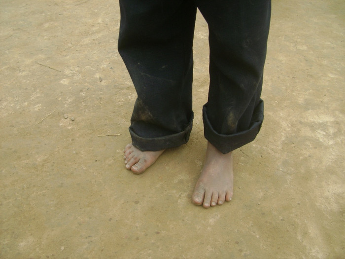 Những học sinh ở đây vì gia đình quá nghèo nên không có nổi đôi dép đi học. Những học sinh ở đây vì gia đình quá nghèo nên không có nổi đôi dép đi học.