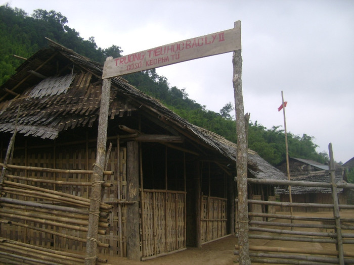 Mái trường bằng tranh tre nứa lá đã xập xệ không chịu nổi mưa nắng Keo Phà Tú. Nơi đây đang có 49 em học sinh từ lớp 1 đến lớp 5 đang theo học. Tất cả học sinh ở đây đều là con em đồng bào dân tộc Khơ - Mú