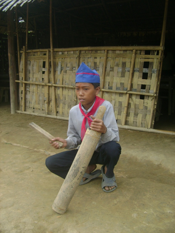 Chiếc mõ đi trâu được đưa ra làm trống tại điểm trường này Chiếc mõ đi trâu được đưa ra làm trống tại điểm trường này