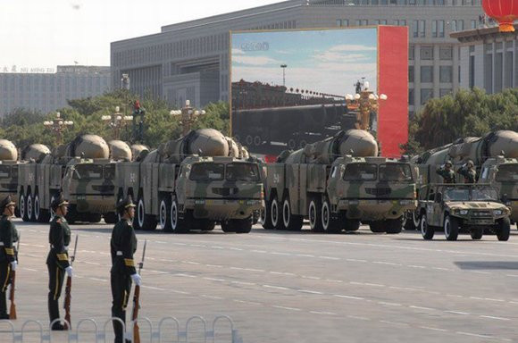 Tên lửa DF-21 trên quảng trường Thiên An Môn, Trung Quốc.