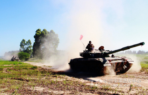 Biên đội xe tăng tiến hành đột kích. Biên đội xe tăng tiến hành đột kích.